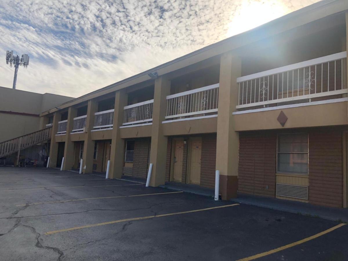 Airport Inn And Suites Талса Экстерьер фото