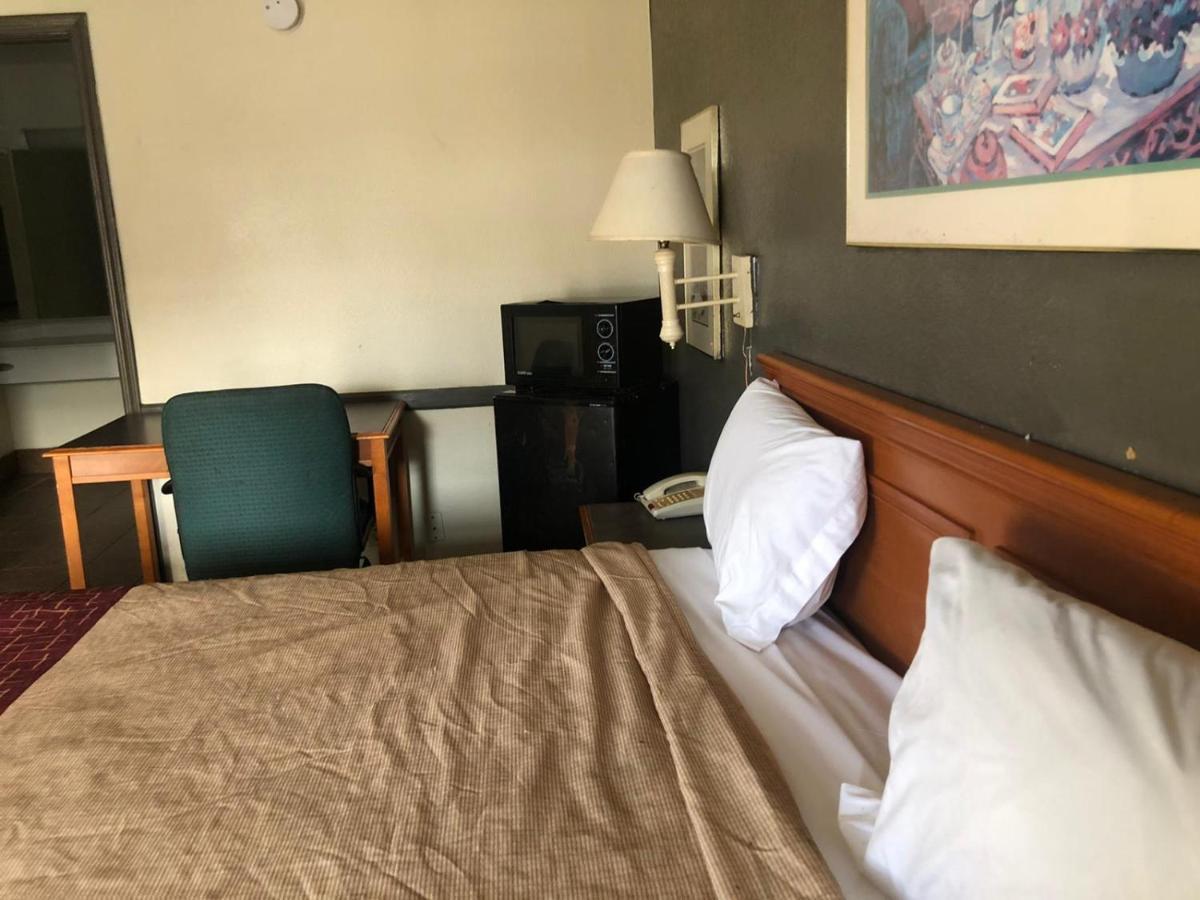 Airport Inn And Suites Талса Экстерьер фото