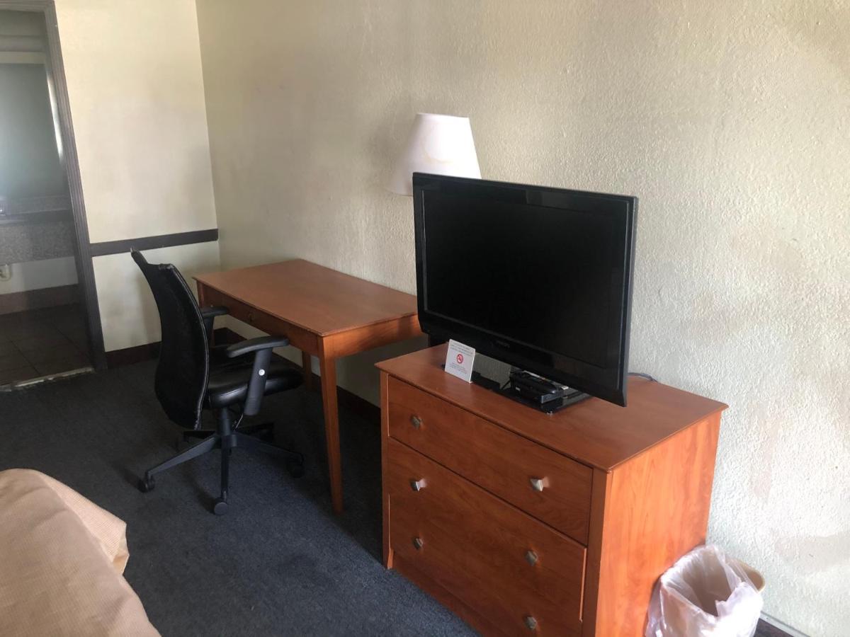 Airport Inn And Suites Талса Экстерьер фото