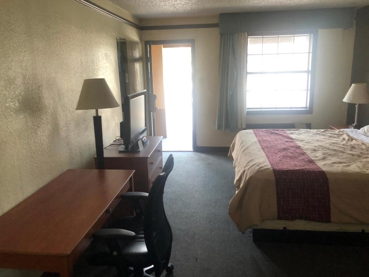 Airport Inn And Suites Талса Экстерьер фото